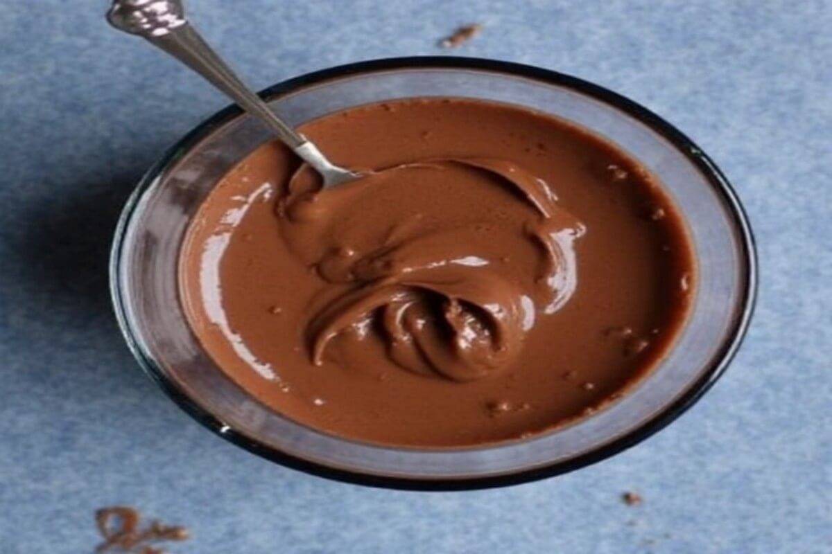 Delicious avocado chocolate mousse (no sugar) served with berries.